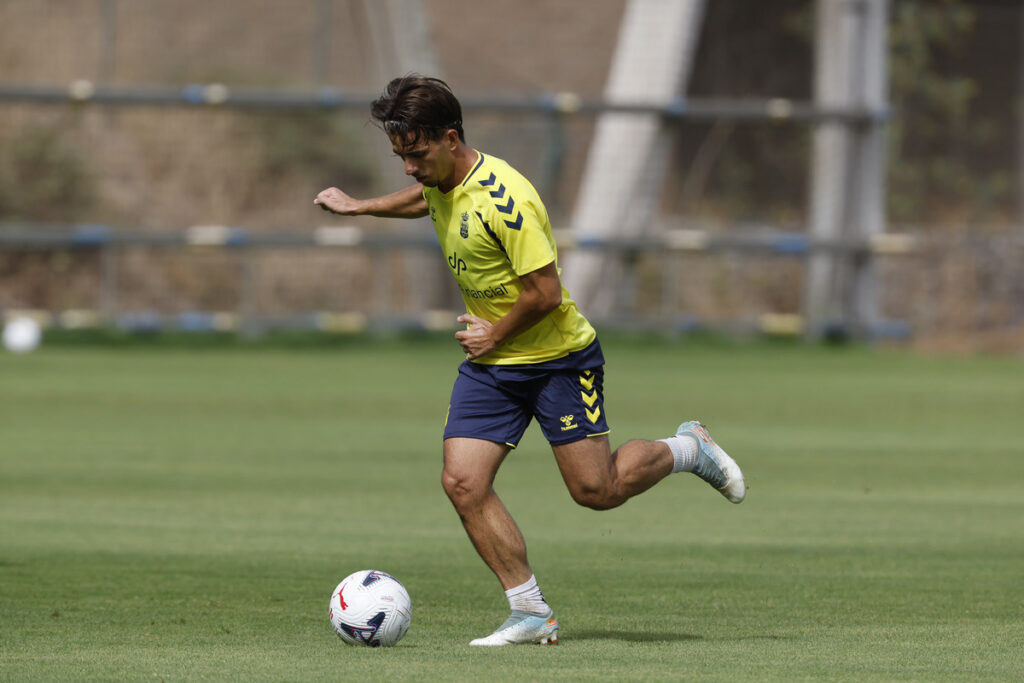 Manu Fuster entrenamiento | udlaspalmas.NET El mediapunta de Manises no está siendo lo decisivo que se espera de él y este pasado domingo fue suplente por primera vez en la temporada, una situación atípica para el '14' en su etapa en la Unión Deportiva Las Palmas. Manu Fuster es el jugador con más participaciones en las tres últimas temporadas. Desde