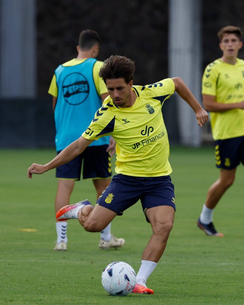 Manu Fuster entrenamiento | udlaspalmas.NET Jugadores como Kirian Rodríguez, Manu Fuster, Enzo Loiodice o Taisei Miyashiro, entre otros, ya han demostrado de lo que son capaces de hacer y esta temporada aún no están dando el nivel esperado. ¿Es lo que hay? A nadie se le escapa que la Unión Deportiva Las Palmas está seriamente lastrado por las bajas que