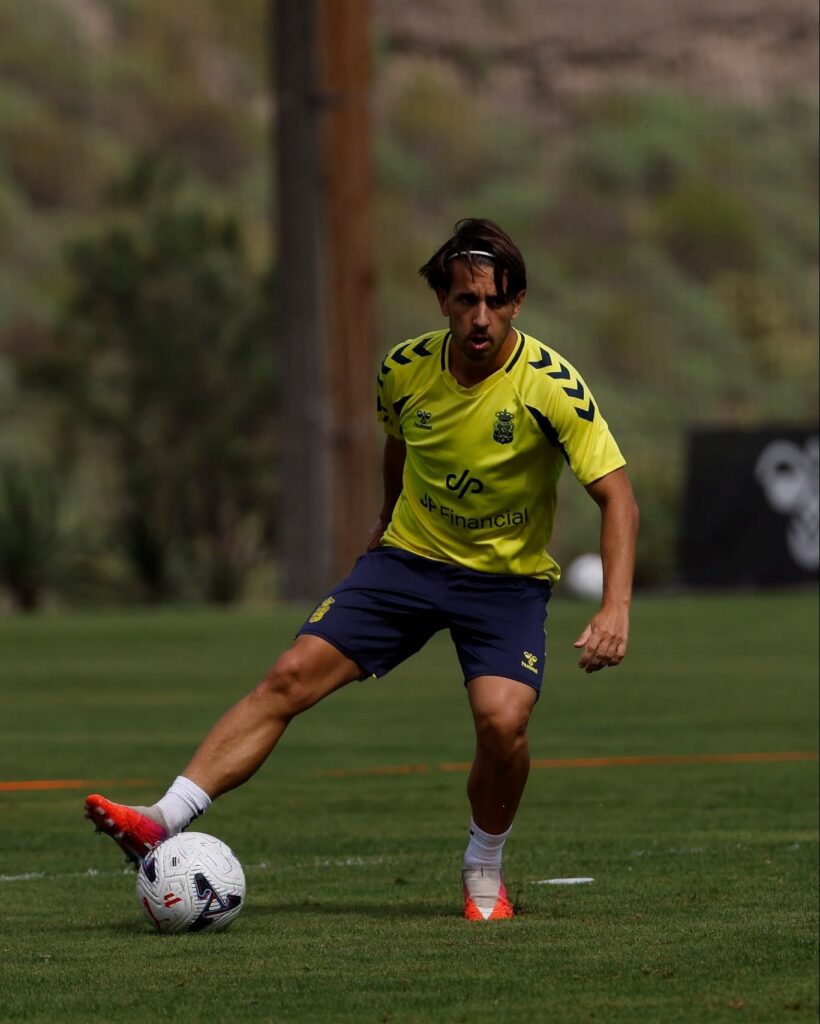 Albert Sánchez tiene claro que jugadores veteranos como Kirian Rodríguez o Manu Fuster tienen que dar un paso hacia adelante ya que pueden ser diferenciales en la categoría de plata del fútbol español. Un centro del campo o una Unión Deportiva Las Palmas con jugadores como Kirian Rodríguez o Manu Fuster en su mejor versión