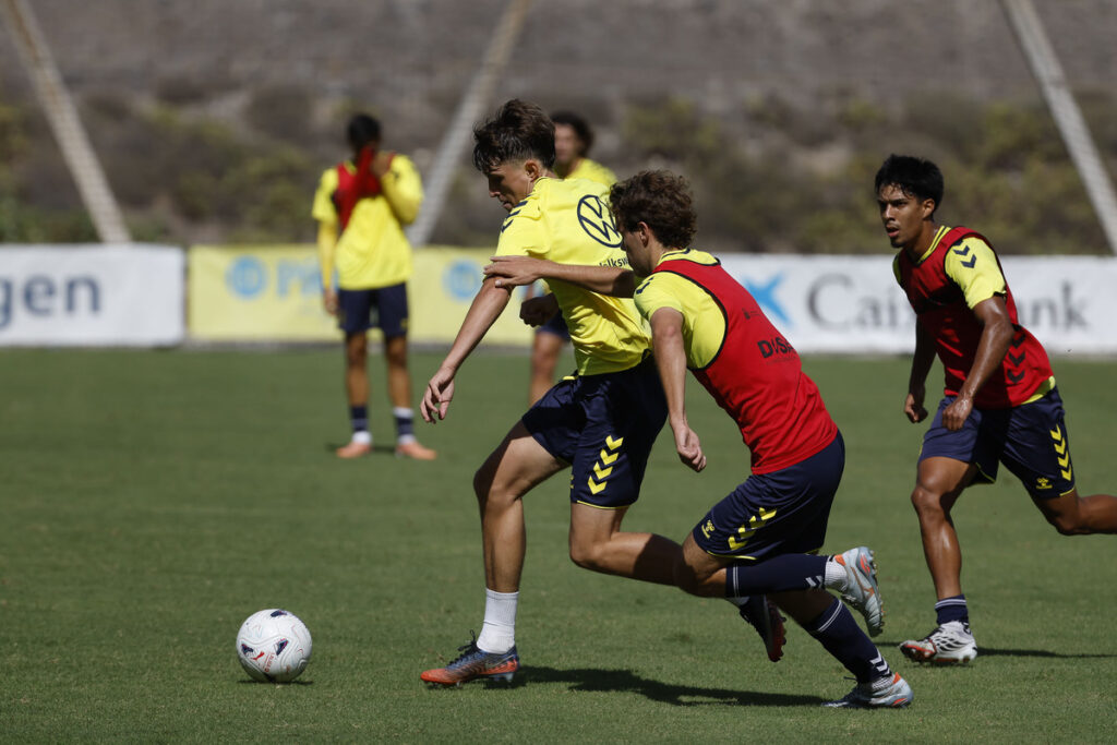 Mateo Acimovic entrenamiento | udlaspalmas.NET Juan Manuel Rodríguez no podrá contar para este sábado con los dos jugadores que tenían la función de pivote defensivo para esta primera vuelta de la temporada. Aún se espera el retorno de Edward Cedeño. La Unión Deportiva Las Palmas de Luis Helguera confeccionó una plantilla con tres jugadores capacitados y llamados a ocupar la
