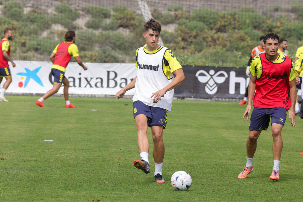Mateo Acimovic entrenamiento0 | udlaspalmas.NET La Unión Deportiva Las Palmas disputa tres de los próximos cuatro partidos de LaLiga Hypermotion lejos del Estadio de Gran Canaria. El equipo amarillo solo jugará contra el Eldense en casa en los cuatro próximos duelos. Tres de los cuatro primeros partidos de Albert Sánchez como entrenador de la Unión Deportiva Las Palmas serán lejos