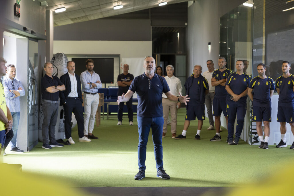 El presidente de la Unión Deportiva Las Palmas hizo acto de presencia en la Ciudad Deportiva de Barranco Seco para tener una charla con la primera plantilla del representativo. Momentos complicados en la Unión Deportiva Las Palmas. La vida diaria en la Ciudad Deportiva de Barranco Seco no ha sido la más normal durante estos