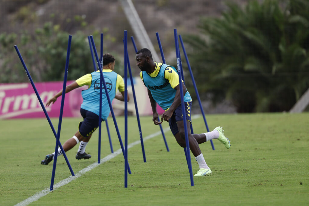 Nicholas Opoku entrenamiento | udlaspalmas.NET La Unión Deportiva Las Palmas se desplazará este sábado hasta Mallorca con al menos nueve jugadores ausentes. Rubén de la Barrera asegura que Nicholas Opoku está disponible a la espera de los dos últimos entrenamientos. Salvo alguna novedad inesperada tanto en lo positivo como en lo negativo, la Unión Deportiva Las Palmas viajará a Mallorca