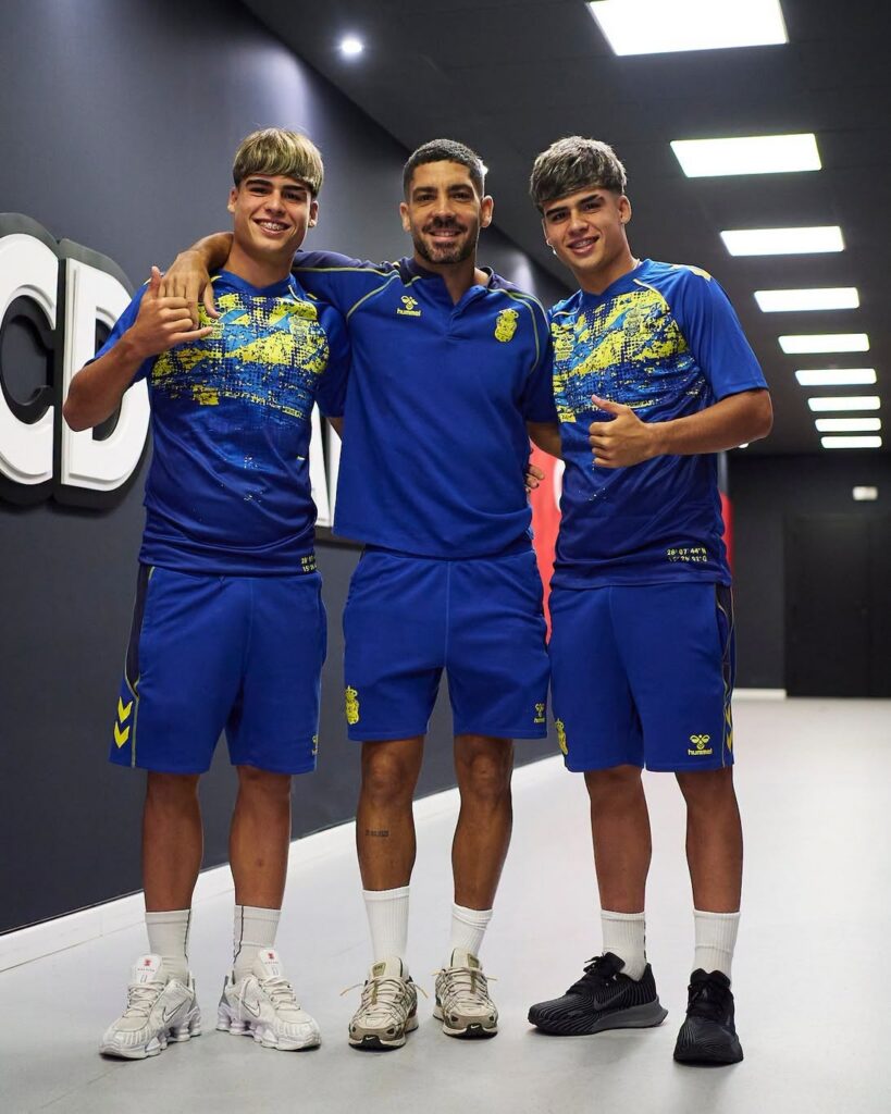 Rafa Cruz Álex Suárez y Jorge Cruz | udlaspalmas.NET Ambos jugadores vivieron en Mallorca su primera experiencia oficial con el primer equipo. Aimar Domínguez ya debutó en partido amistoso e incluso hizo la pretemporada este verano. Lo ocurrido en Mallorca ha traído consecuencias drásticas dentro de la Unión Deportiva Las Palmas. La actualidad del conjunto grancanario, con la destitución de Rubén de la Barrera