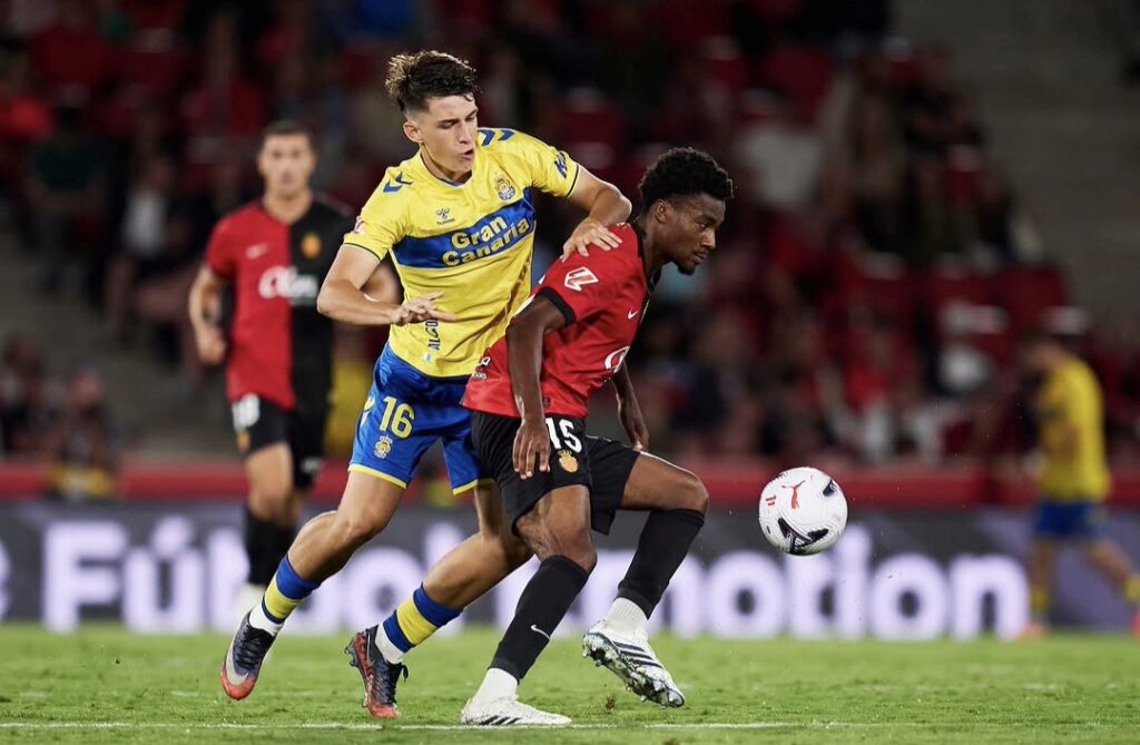 Mateo Aćimović, Mallorca | udlaspalmas.NET El mediocentro esloveno debutó el pasado domingo en Mallorca y se convierte en el primer jugador nacido en Eslovenia en tener minutos con la Unión Deportiva Las Palmas. "Orgulloso de vestir esta camiseta. Un orgullo defender este escudo". Así se expresó Mateo Aćimović tras debutar el pasado domingo en la Unión Deportiva Las Palmas. A