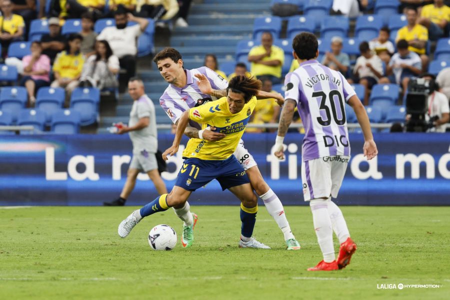 Taisei Miyashiro Valladolid | udlaspalmas.NET Valentín Pezzolesi y Elías Romero fueron los autores de los goles de la Unión Deportiva Las Palmas en una tarde donde los errores individuales volvieron a condenar al representativo. Las Palmas mejoró en la segunda parte. Adrián Rodríguez debuta con el primer equipo de la Unión Deportiva. Dos cambios realizó Rubén de la Barrera respecto