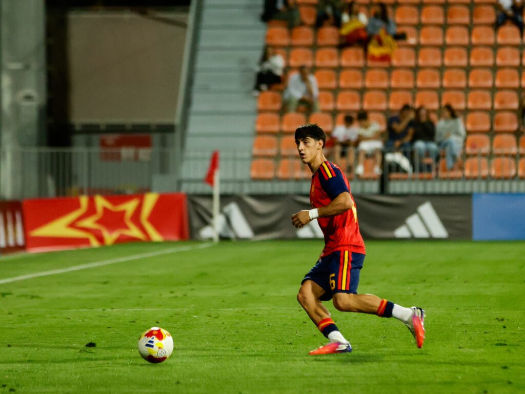 Valentín Pezzolesi España Sub 20 México0 | udlaspalmas.NET El lateral derecho de la Unión Deportiva Las Palmas jugó la segunda parte al completo en su estreno con la selección de España Sub 20. El jugador amarillo dejó buenas sensaciones. Casi diez meses después de su último partido internacional con España Sub 19, Valentín Pezzolesi ha vuelto a ver recompensado su trabajo y este