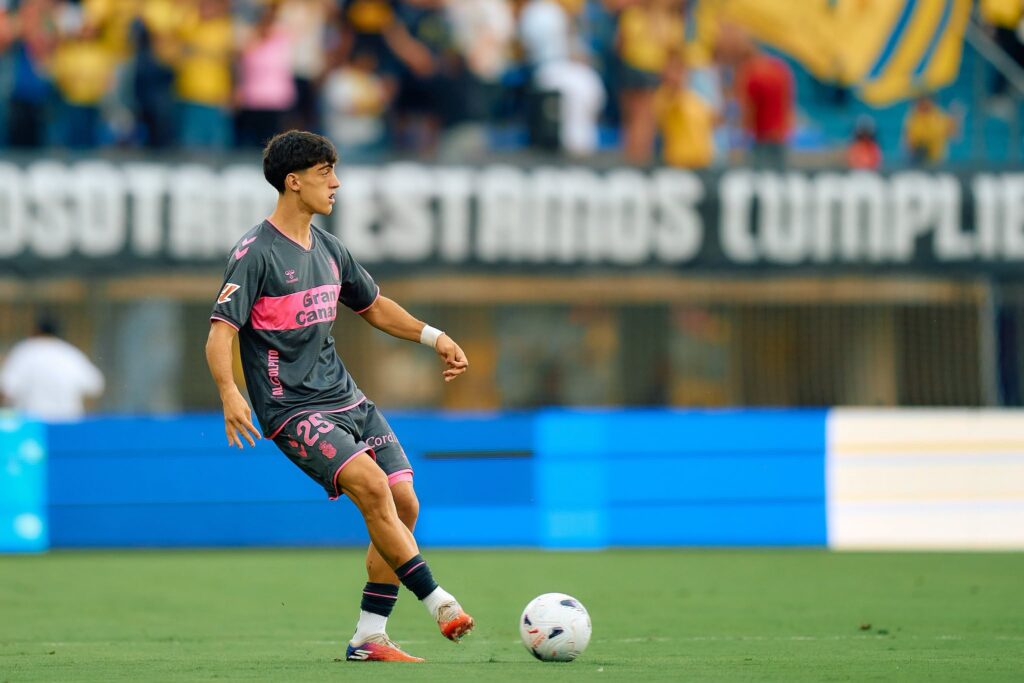 Valentín Pezzolesi Real Sociedad B | udlaspalmas.NET El conjunto grancanario lució este martes en el estreno de la Copa del Rey su segunda camiseta aunque no vistió con su segunda equipación al completo. La Unión Deportiva Las Palmas estuvo de estreno este martes en Alcalá. Además de los debuts de Adrián Suárez y Nicholas Opoku con la Unión Deportiva, el conjunto grancanario