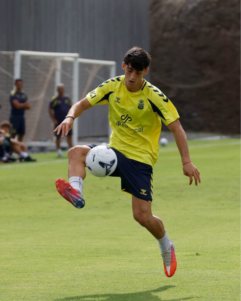 Valentín Pezzolesi entrenamiento | udlaspalmas.NET El conjunto grancanario se mide este sábado a la Real Sociedad B, actualmente equipo que marca el descenso a Primera Federación y que solo está a tres puntos de los amarillos. Si la Unión Deportiva Las Palmas pierde este sábado, los resultados de otros equipos podrían llevar al equipo amarillo a puestos de descenso a