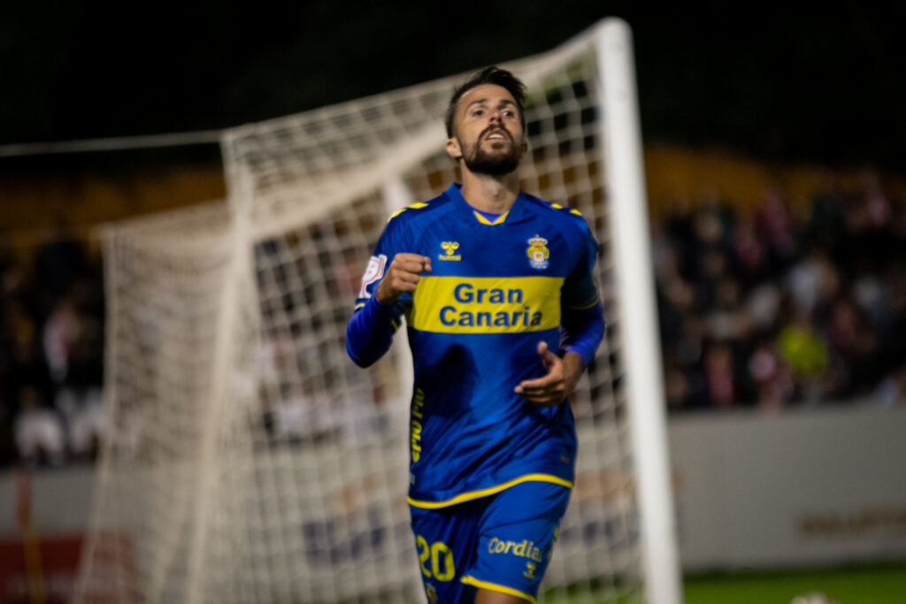 | udlaspalmas.NET El conjunto grancanario lució este martes en el estreno de la Copa del Rey su segunda camiseta aunque no vistió con su segunda equipación al completo. La Unión Deportiva Las Palmas estuvo de estreno este martes en Alcalá. Además de los debuts de Adrián Suárez y Nicholas Opoku con la Unión Deportiva, el conjunto grancanario